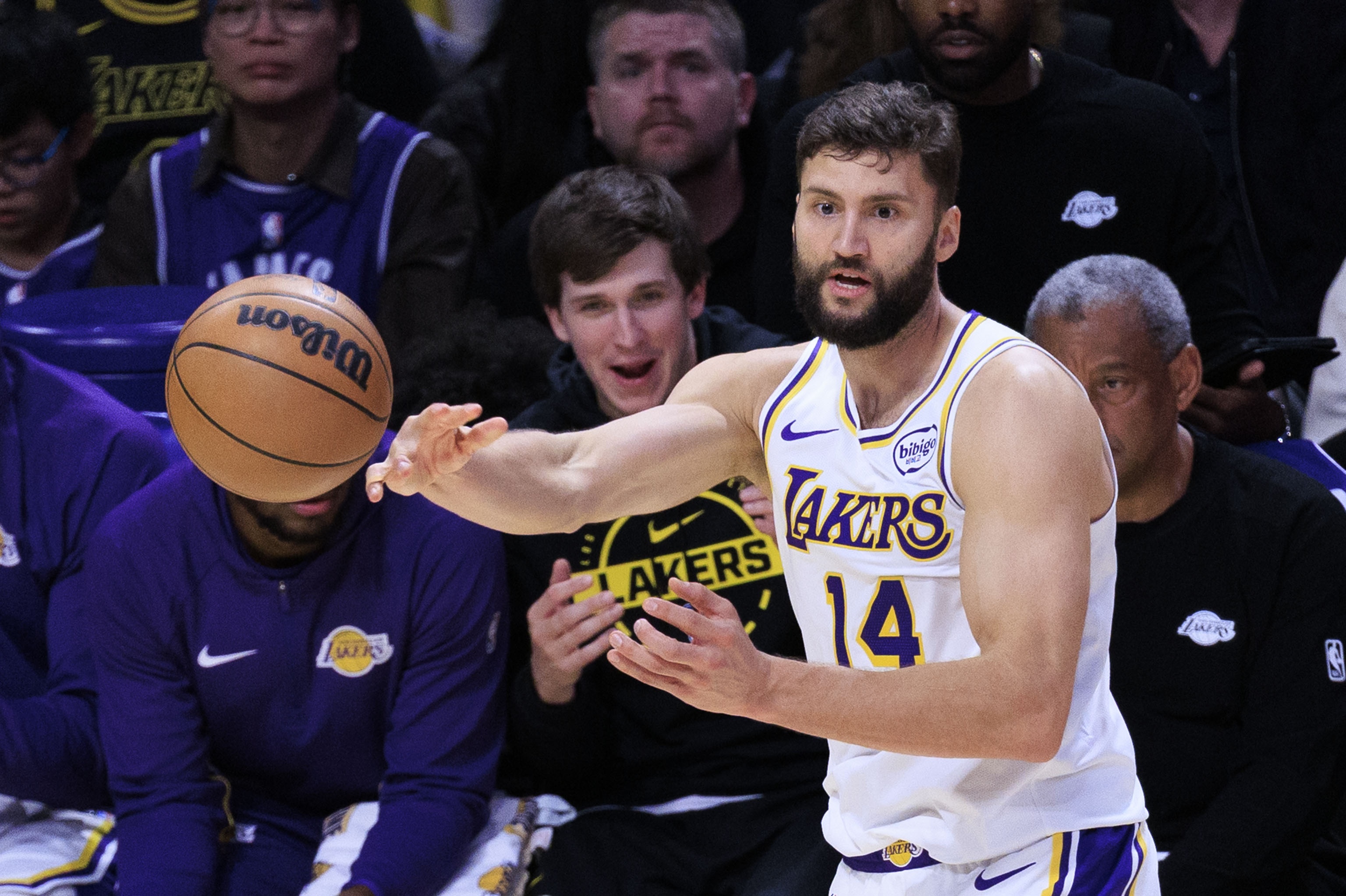 半岛体育官方网站-关键卡位战！5连胜湖人挑战火箭 除克莱伯外其余人均可以出战！